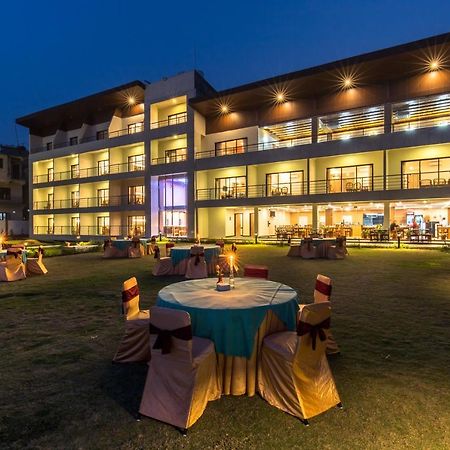 Park Safari Resort Sauraha Exterior foto