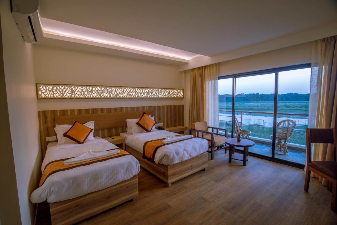 Park Safari Resort Sauraha Exterior foto