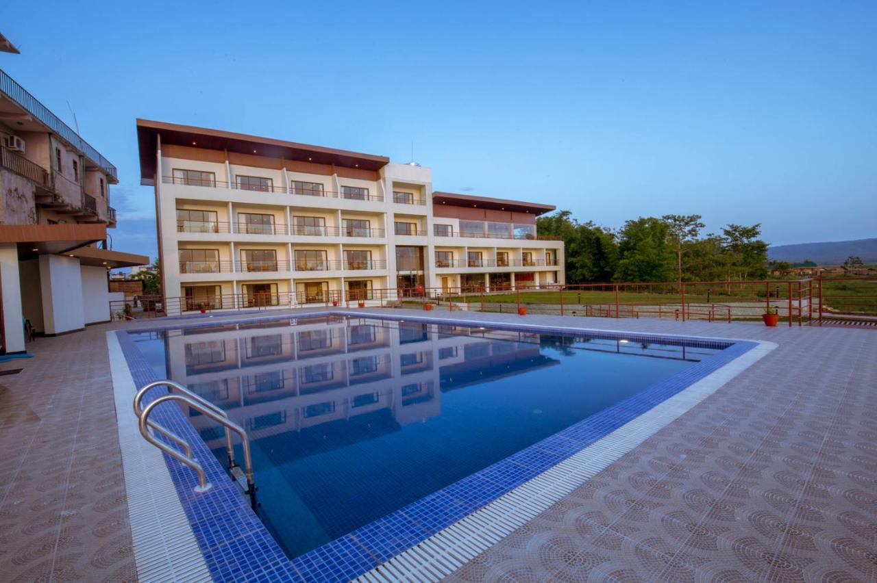 Park Safari Resort Sauraha Exterior foto