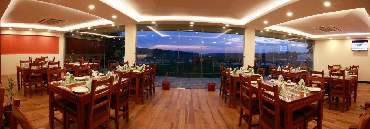 Park Safari Resort Sauraha Exterior foto