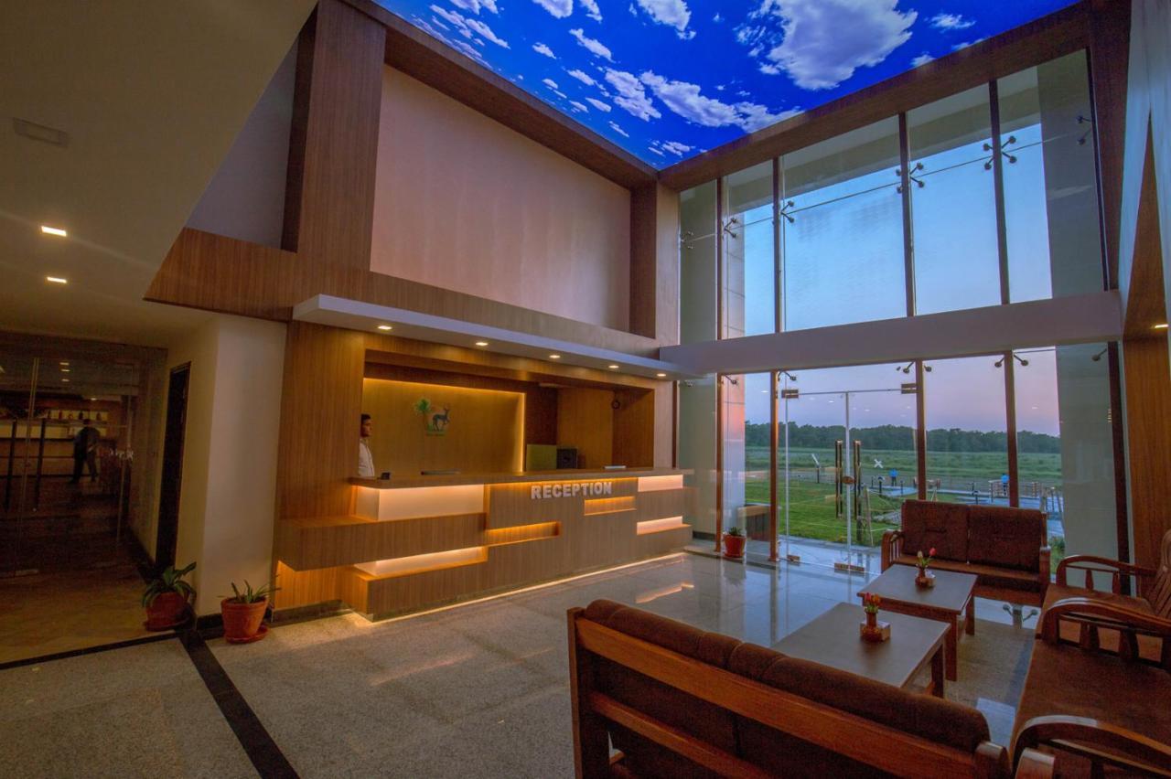 Park Safari Resort Sauraha Exterior foto
