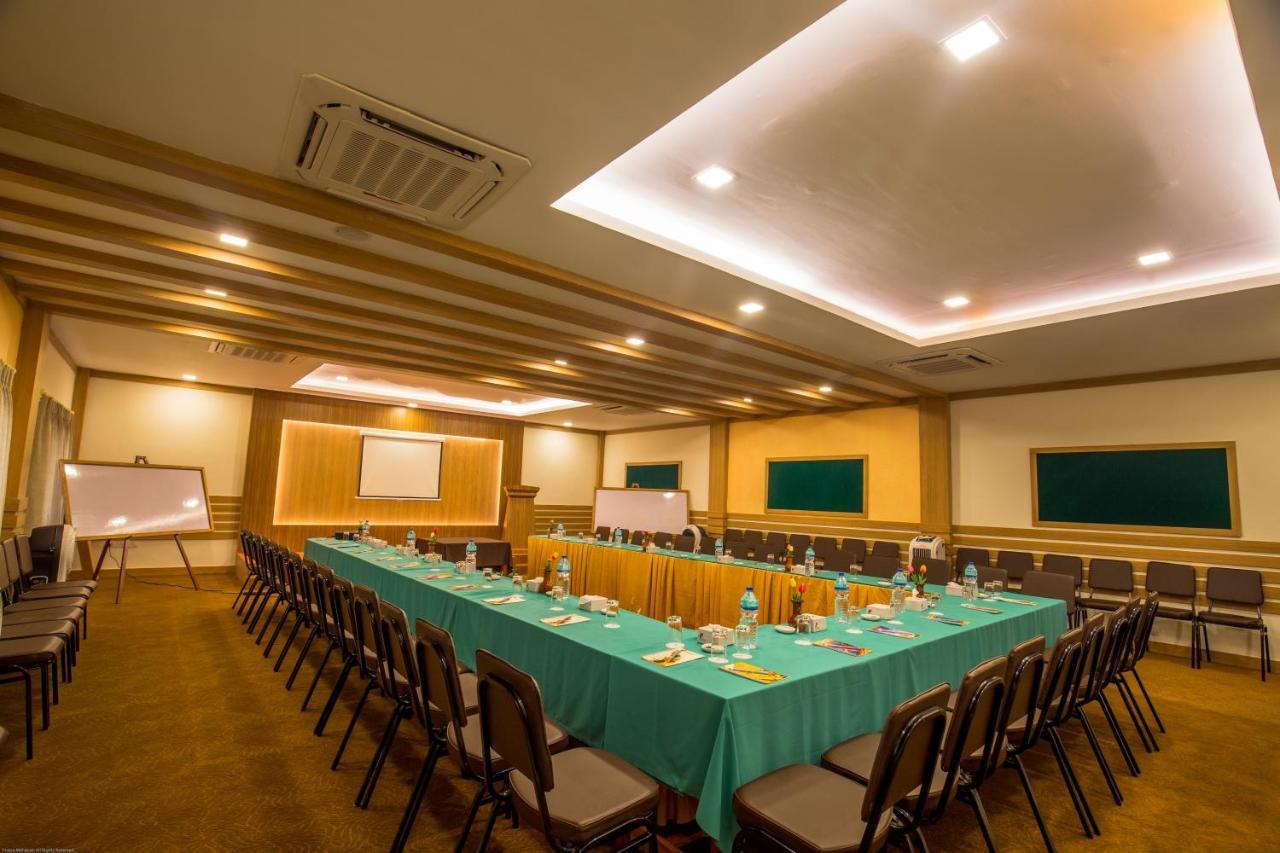 Park Safari Resort Sauraha Exterior foto
