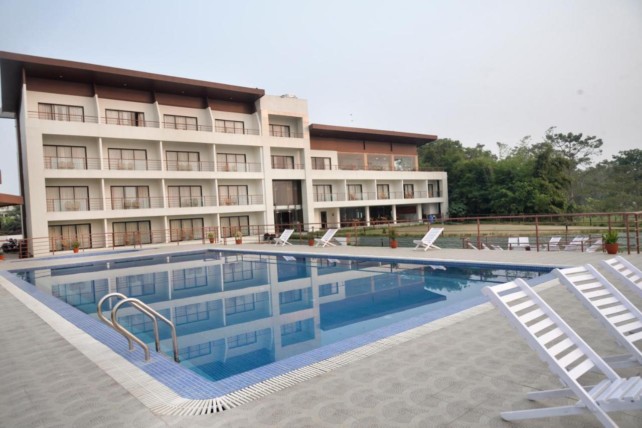 Park Safari Resort Sauraha Exterior foto