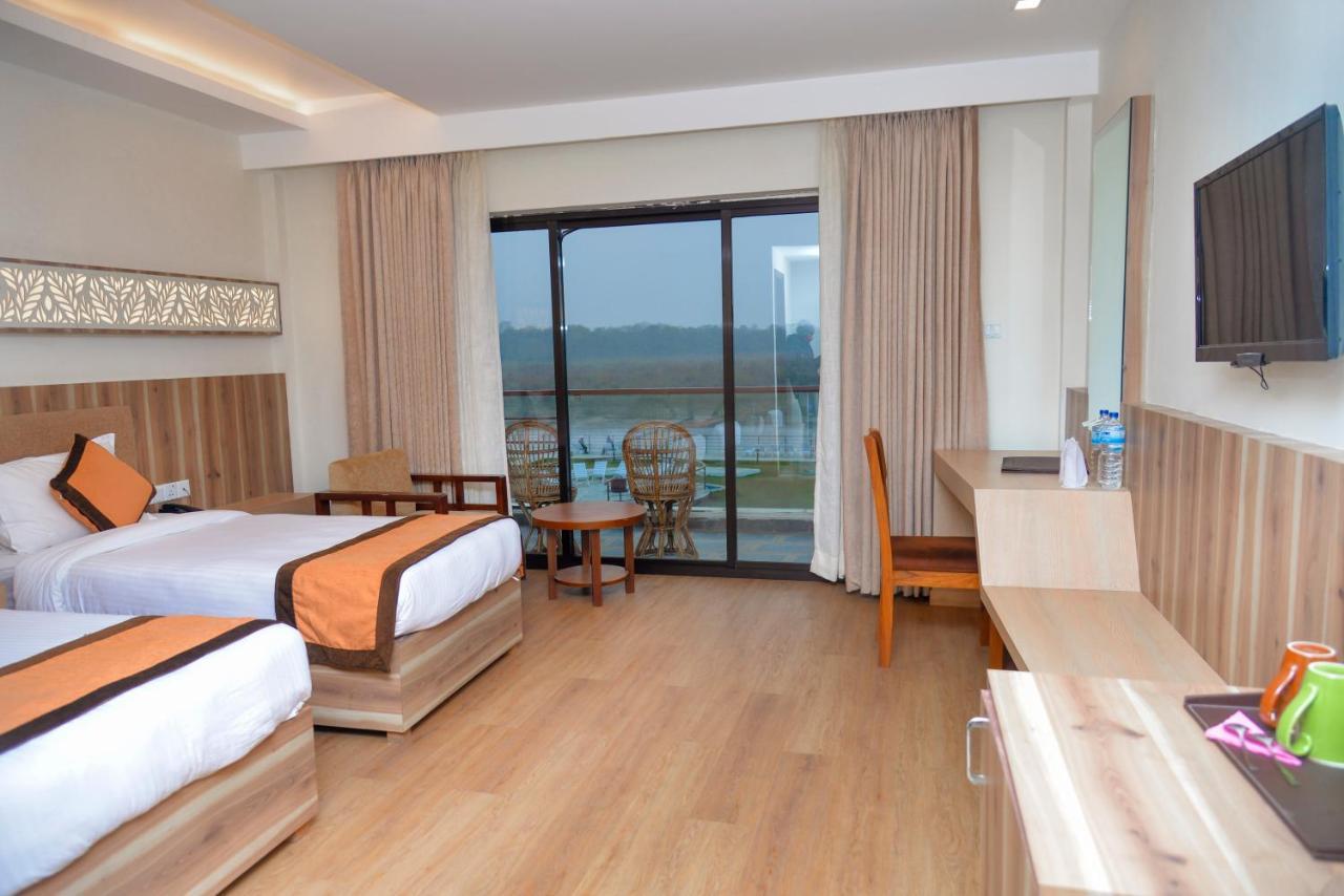 Park Safari Resort Sauraha Exterior foto
