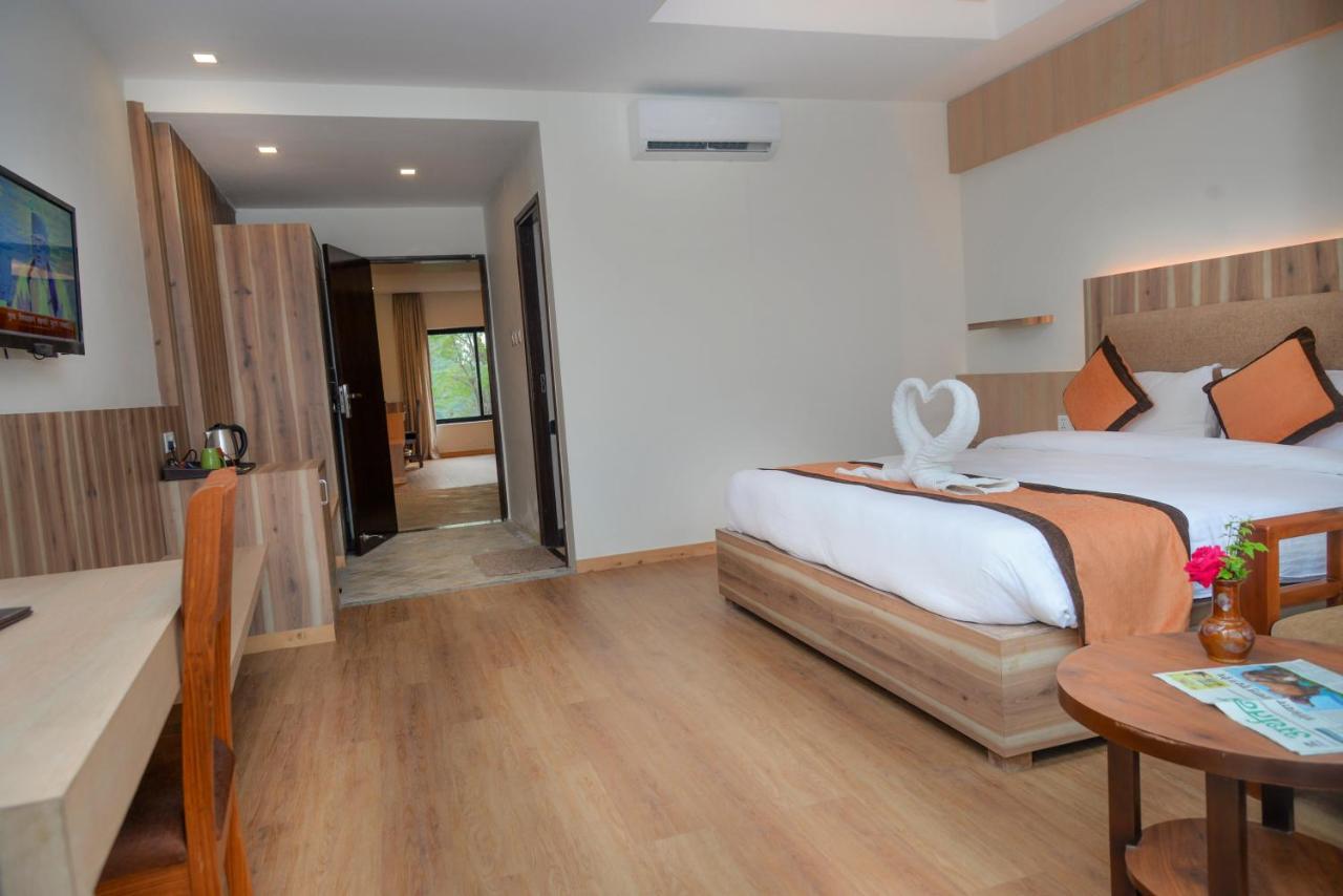 Park Safari Resort Sauraha Exterior foto