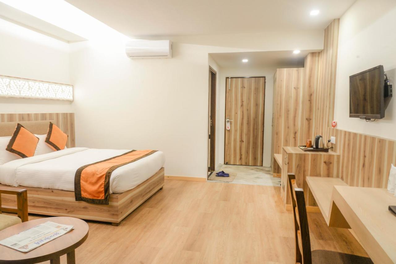 Park Safari Resort Sauraha Exterior foto