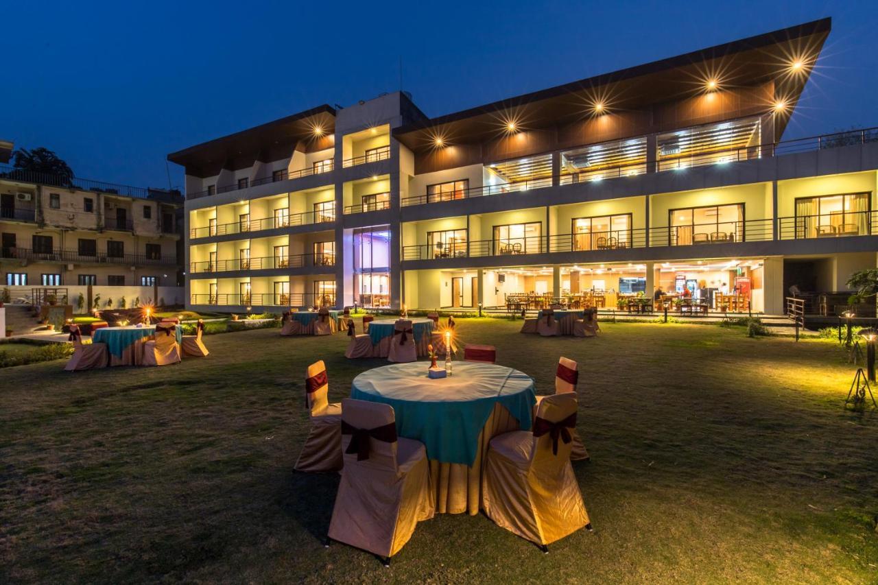 Park Safari Resort Sauraha Exterior foto