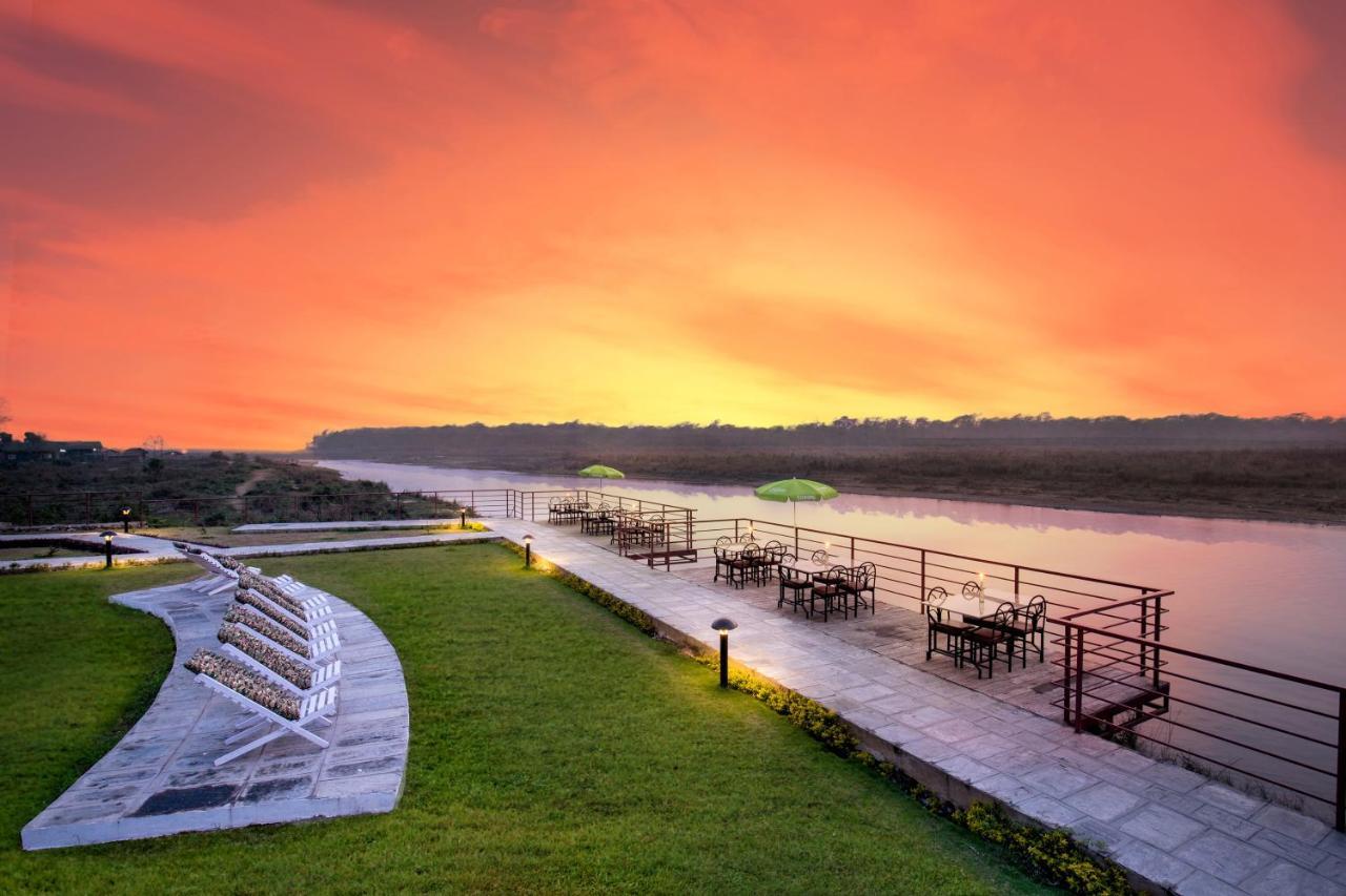 Park Safari Resort Sauraha Exterior foto