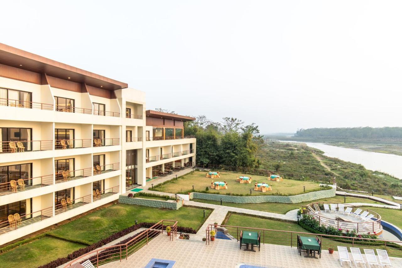 Park Safari Resort Sauraha Exterior foto