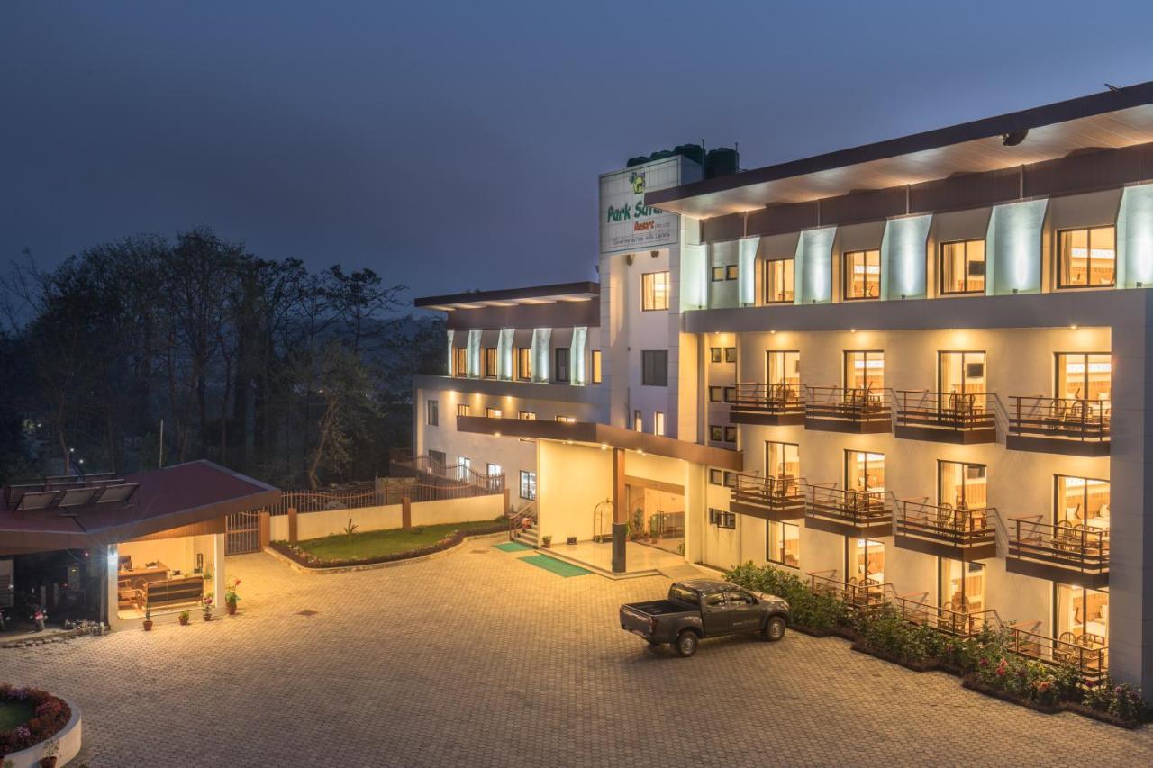 Park Safari Resort Sauraha Exterior foto